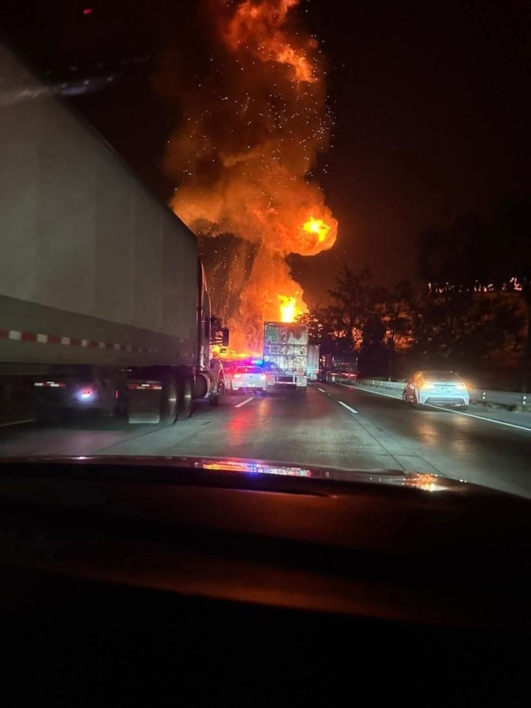 EXPLOSIÓN DE PIPA DE GAS LP EN LA AUTOPISTA MÉXICO–QUERÉTARO PROVOCÓ CIERRE&nbsp;TOTAL