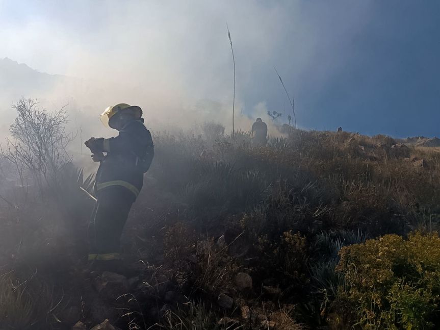 CONTROLAN INCENDIO DE VEGETACIÓN EN EL CERRO DE LA CRUZ, EN&nbsp;PACHUCA