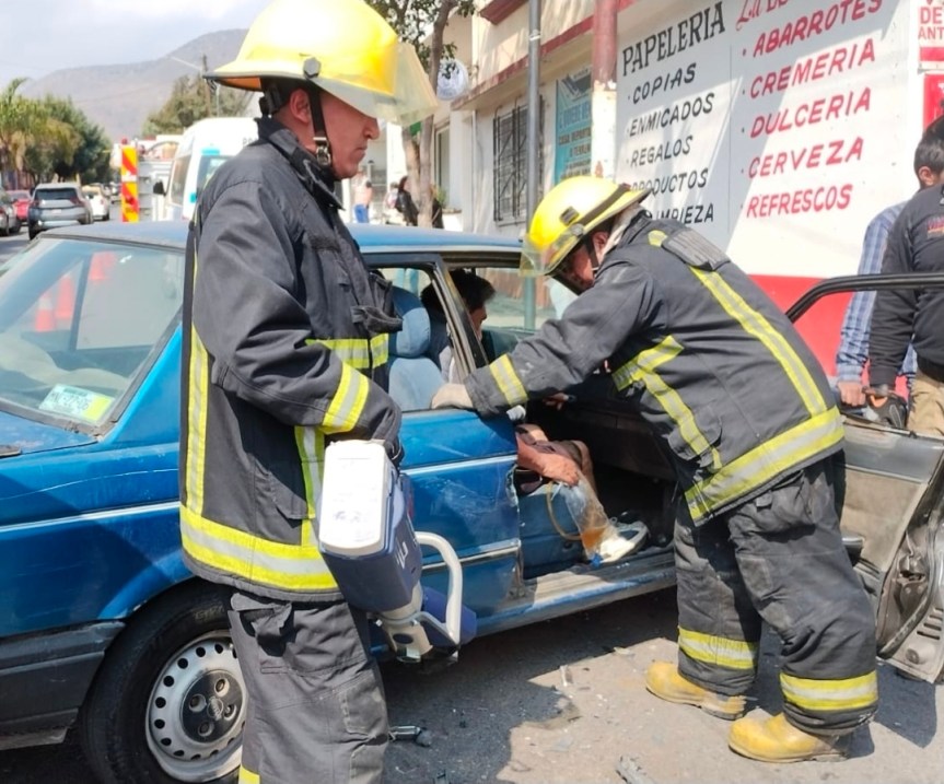 BOMBEROS RESCATAN A PERSONA ATRAPADA TRAS ACCIDENTE VIAL EN EL CENTRO DE&nbsp;PACHUCA