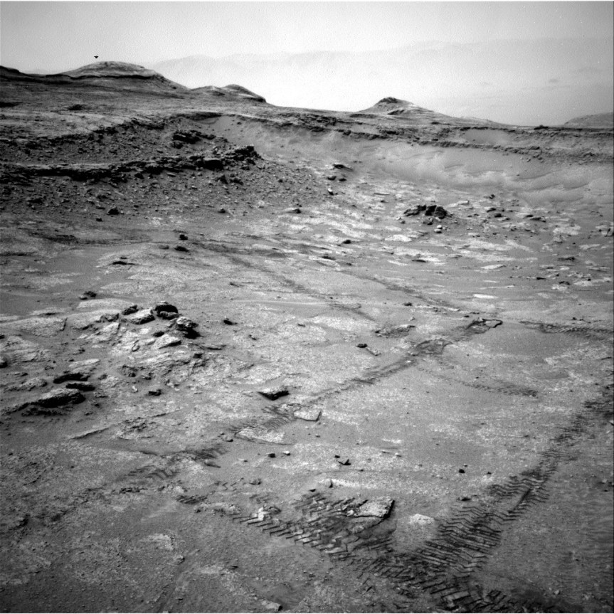 IMAGEN DE LA NASA DESATA TEORÍAS SOBRE “OVNI” EN MARTE; CURIOUSITY CAPTA EXTRAÑO OBJETO EN EL CRÁTER&nbsp;GALE