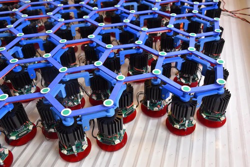 LA UNIVERSIDAD DE ÁMSTERDAM DESARROLLA UN MATERIAL QUE APRENDE Y DESAFÍA LA FRONTERA ENTRE MATERIA Y&nbsp;VIDA