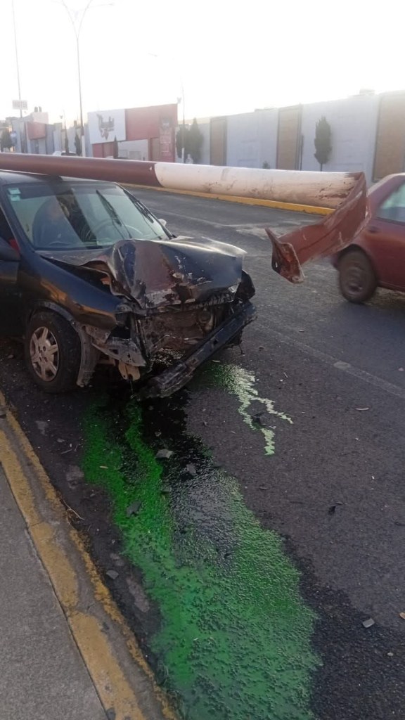 CHOQUE EN LA PROVIDENCIA DERRIBA POSTE Y DEJA UN LESIONADO EN MINERAL DE LA&nbsp;REFORMA