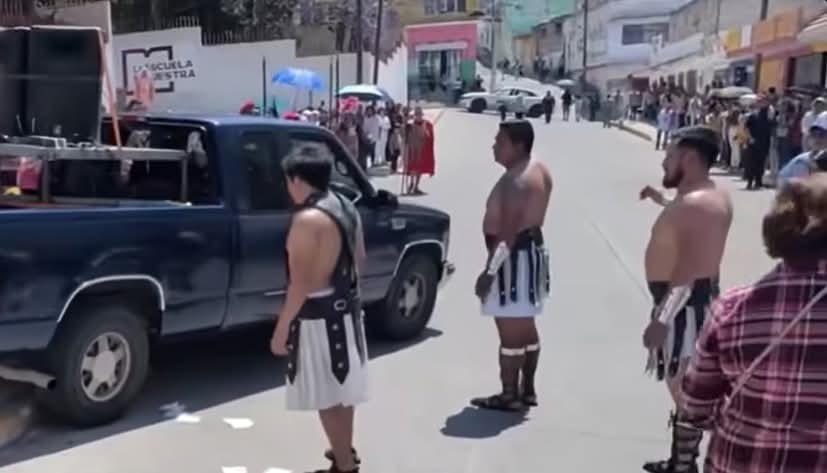 CAMIONETA SE IMPACTA DURANTE VIACRUCIS EN PACHUCA; HAY UNA PERSONA&nbsp;LESIONADA